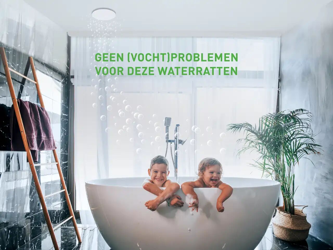 2 kindjes spelen in het bad in een moderne, vochtvrije en goed geventileerde badkamer