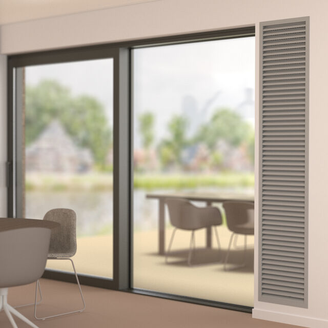 Render van een eetkamer met groot raam en geïntegreerd ventilatieluik